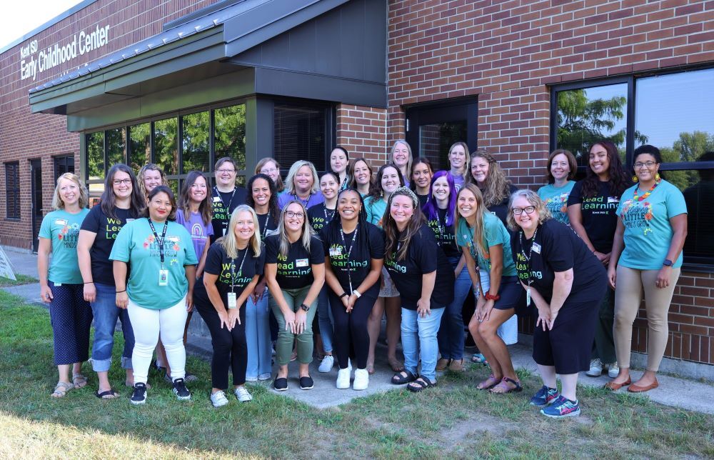 Group photo of 27 women who are parent educators for Bright Beginnins